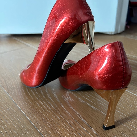 *NEW* Metallic Red Heels with Pointy Gold Metal Toe (W 5.5) - Picture 3 of 4